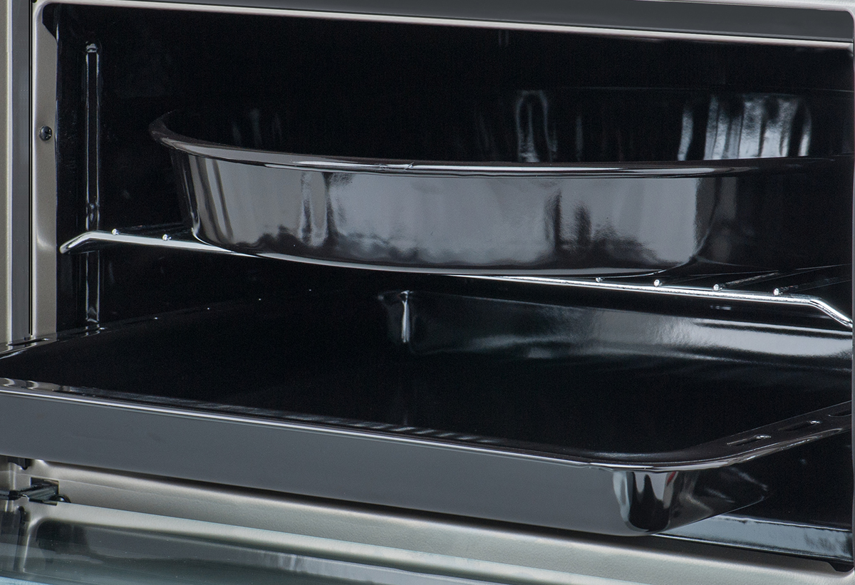 Παρουσιάζει το φουρνάκι με ανοιχτή την πόρτα και τα αξεσουάρ